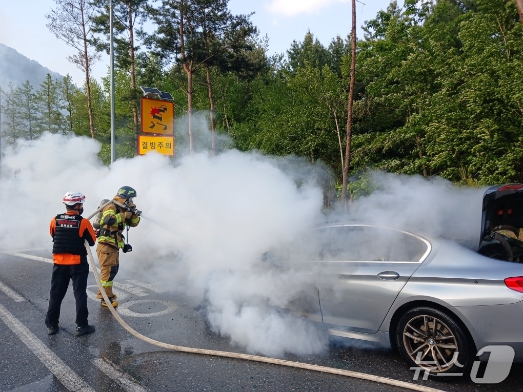 19일 오후 5시 38분쯤 경북 봉화군 석포면 대현리 한 지방도에서 주행 중이던 승용차에 불이나 소방 당국이 진화하고 있다.(경북소방본부 제공. 재판매 및 DB 금지)2025.5.20/뉴스1