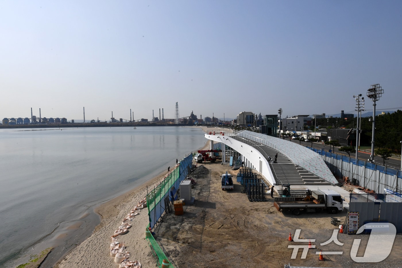 오는 7월 재개장을 앞둔 경북 포항시 송도해수욕장 바다 시청이 20일 윤곽을 드러낸 가은데 마무리 공사가 한창이다. (뉴스 1자료) ⓒ News1 최창호 기자