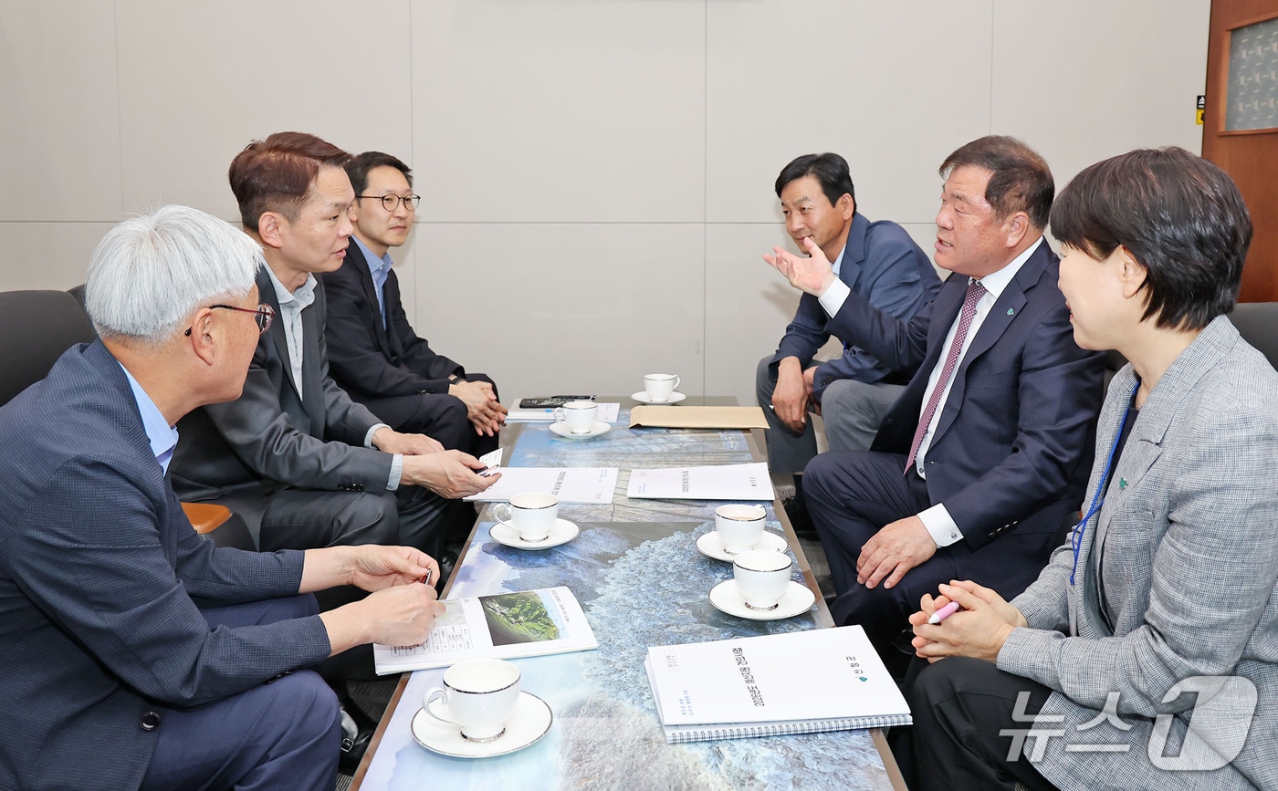 이승화 산청군수(오른쪽 두번째)가 19일 환경부를 방문해 지역의 주요 현안 사업을 건의하고 있다.