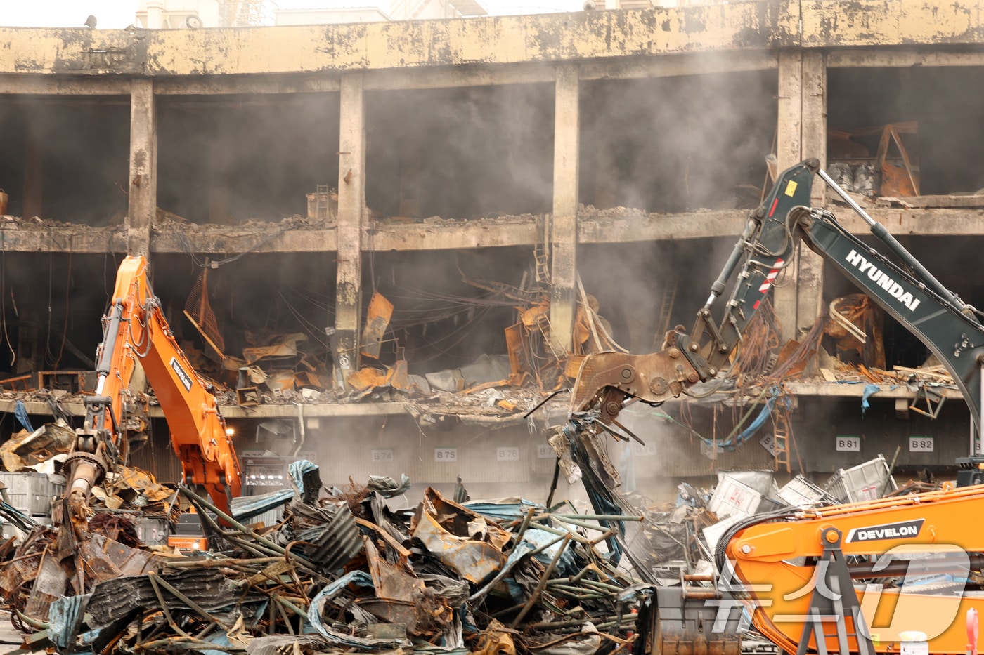 광주 광산구 소촌동 금호타이어 광주공장 화재 나흘째인 20일 오전 현장에서 건물 해체 작업 전 중장비들이 잔해물들을 치우고 있다. 2025.5.20/뉴스1 ⓒ News1 이승현 기자