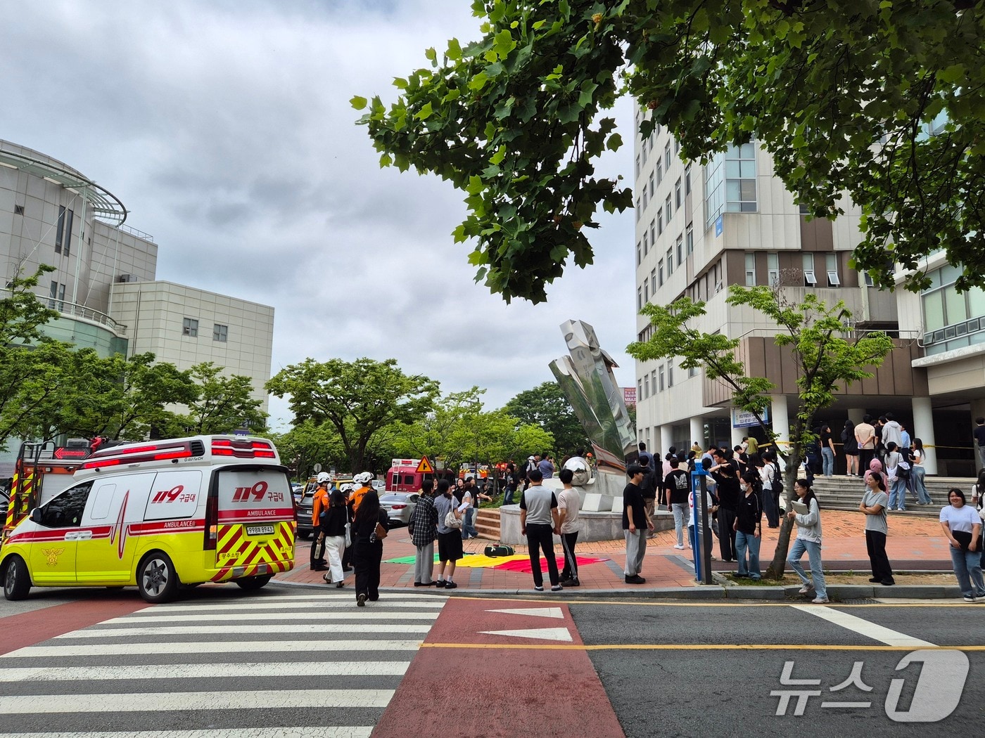 20일 오전 11시 16분쯤 광주 북구 용봉동 전남대 자연대에서 불이 나 학생들이 대피한 모습.(독자 제공. 재판매 및 DB 금지)