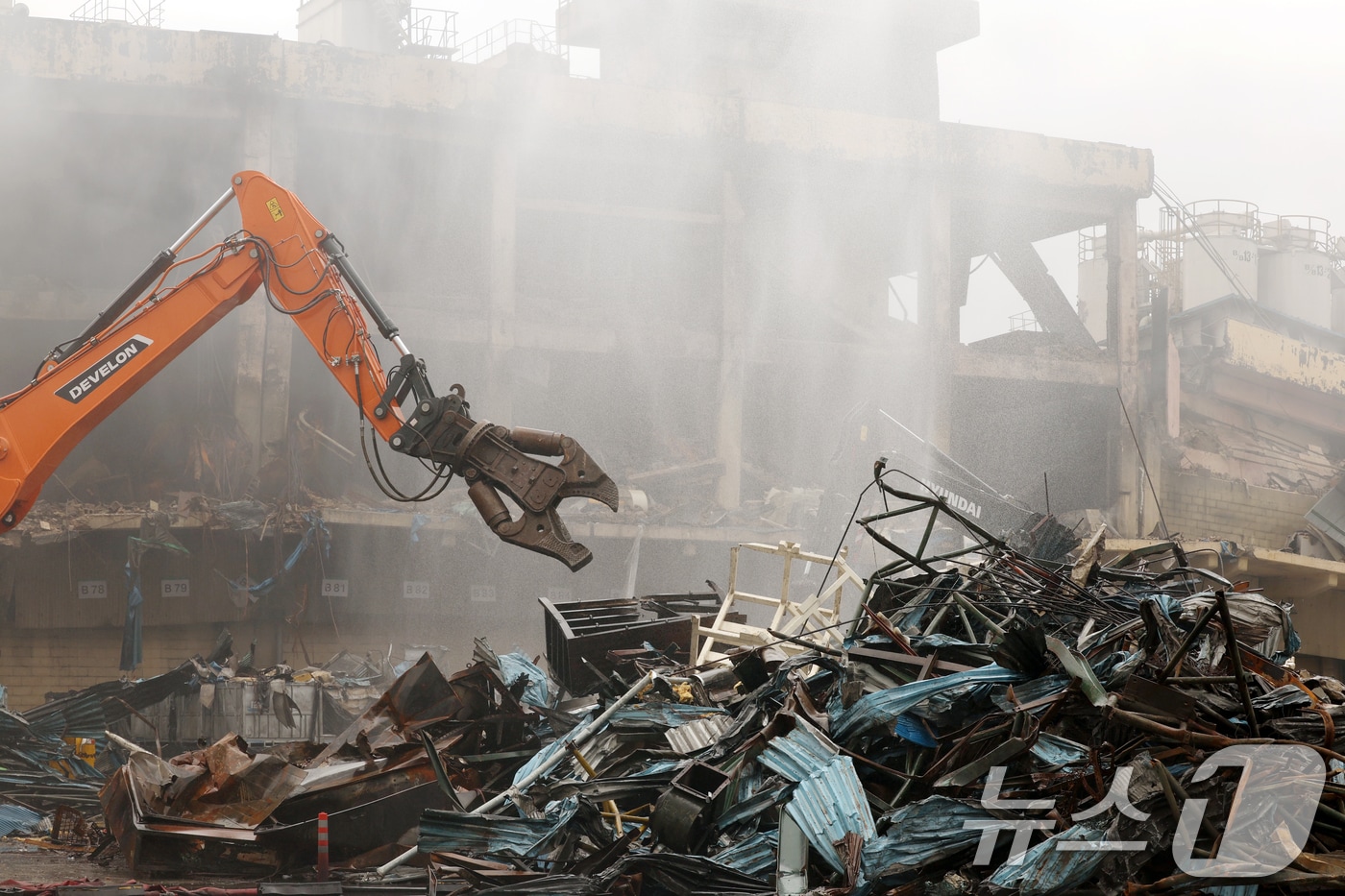 일 광주 광산구 소촌동 금호타이어 광주공장 화재가 사흘 만에 완전 진화된 가운데 중장비가 건물 해체 작업 전 잔해물을 치우고 있다. 2025.5.20/뉴스1 ⓒ News1 이승현 기자