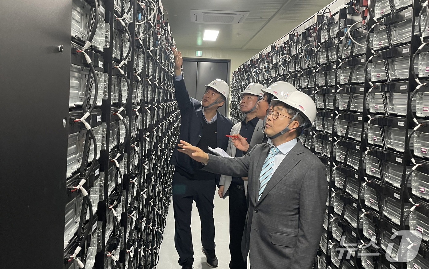 에너지저장장치 설비 현장 점검 모습.(전남도 제공. 재판매 및 DB금지) 2025.5.20/뉴스1