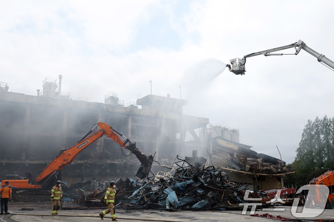 사흘 만에 완전 진화가 선언된 20일 광주 광산구 소촌동 금호타이어 광주공장 화재 현장에서 건물 해체 작업 전 잔해물을 치우면서 연기와 먼지 등을 막기 위한 물이 뿌려지고 있다. 2025.5.20/뉴스1 ⓒ News1 이승현 기자