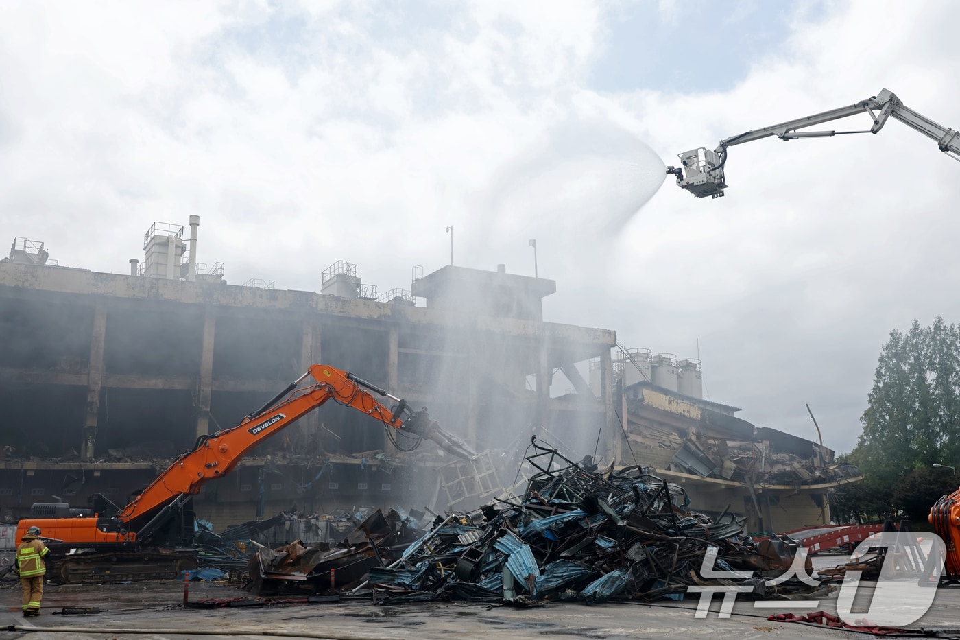 사흘 만에 완전 진화가 선언된 20일 광주 광산구 소촌동 금호타이어 광주공장 화재 현장에서 건물 해체 작업 전 잔해물을 치우면서 연기와 먼지 등을 막기 위한 물이 뿌려지고 있다. 2025.5.20/뉴스1 ⓒ News1 이승현 기자