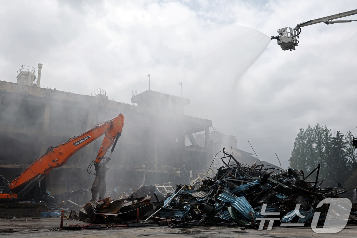 사흘 만에 완전 진화가 선언된 20일 광주 광산구 소촌동 금호타이어 광주공장 화재 현장에서 잔해물 정리 및 연기와 먼지 등을 막기 위한 방수 작업이 진행되고 있다. 2025.5.20/뉴스1 ⓒ News1 이승현 기자