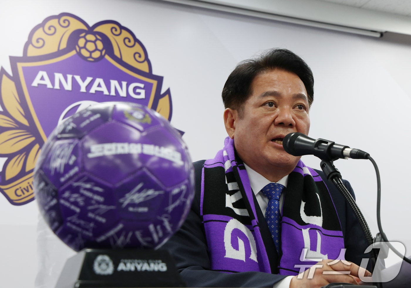 FC안양의 구단주인 최대호 안양시장이 20일 오후 경기 안양시 동안구 안양종합운동장 미디어실에서 심판 판정 관련 공식 기자회견을 하고 있다. 2025.5.20/뉴스1 ⓒ News1 김영운 기자