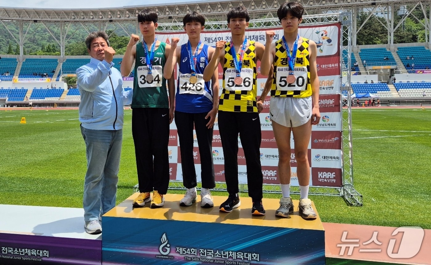 충북체육중학교 곽시헌 선수(오른쪽에서 세번째)가 54회 전국소년체육대회 높이뛰기에서 금메달을 획득한 뒤 다른 입상자들과 포즈를 취했다.(진천교육지원청 제공)/뉴스1
