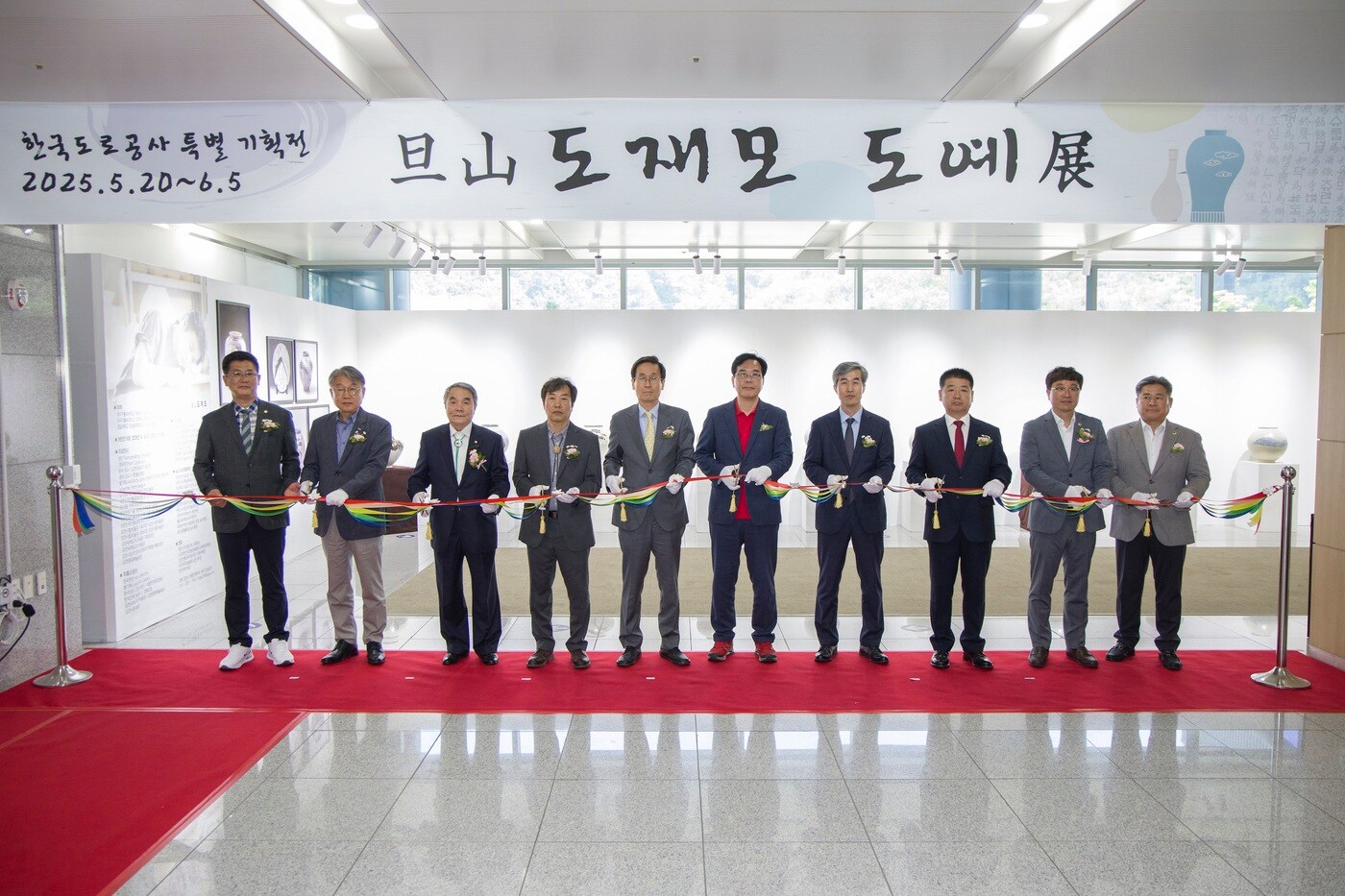  ‘김천 우수 예술인 초청 특별 기획전’ 개막 행사에서 관계자 등이 기념사진을 찍고 있다. /한국도로공사 제공