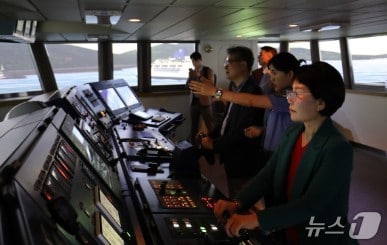 자체평가위원들이 해양경찰교육원 시뮬레이션 조함 실습장에서 체험을 하고 있다.(해양경찰청 제공.재판매 및 DB 금지) / 뉴스1