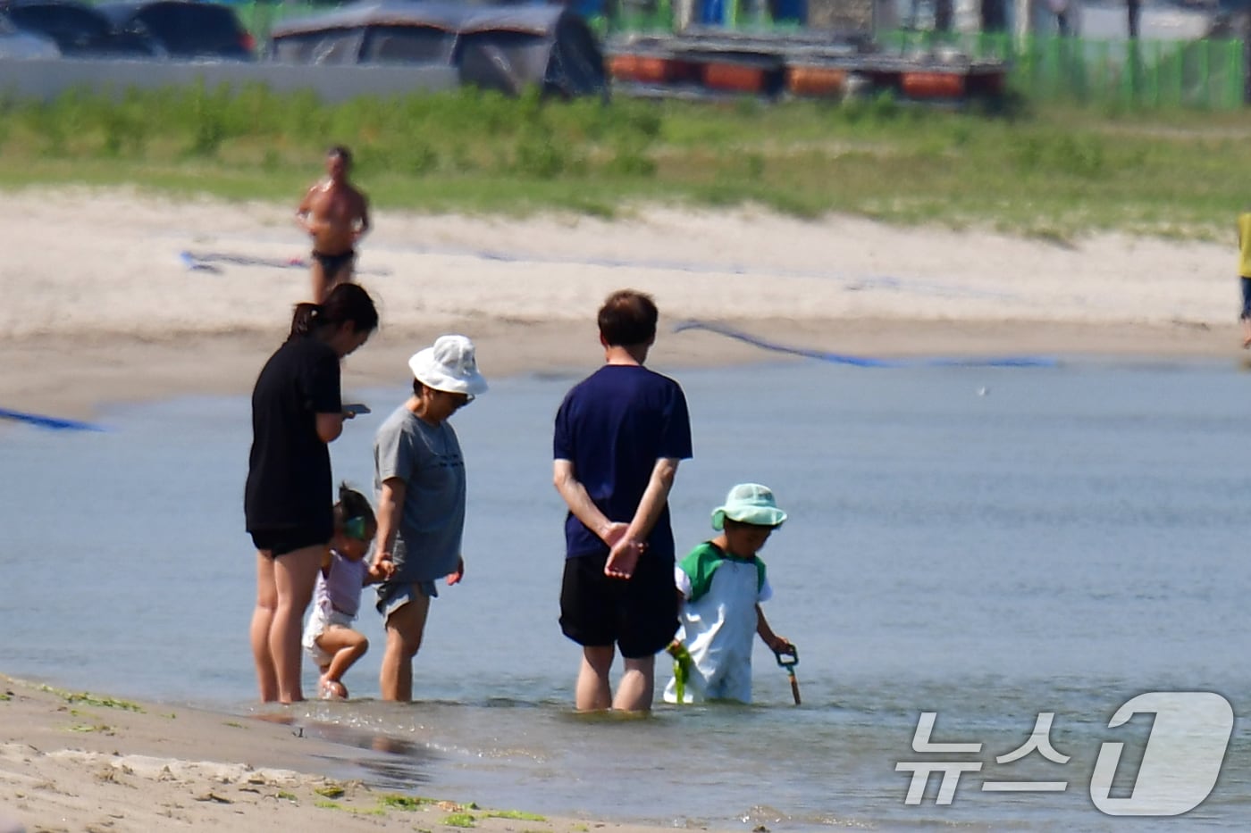 경북 포항시의 낮 최고 기온이 33도까지 올라간 20일 오후 송도해수욕장을 찾은 한 가족이 어린 자녀와 함께 바닷물에 발을 담그고 있다. 2025.5.20/뉴스1 ⓒ News1 최창호 기자