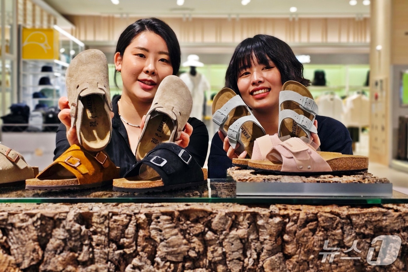 신세계백화점 센텀시티 관계자들이 버켄스탁의 제품을 소개하고 있다.(신세계 센텀시티 제공. 재판매 및 DB 금지)