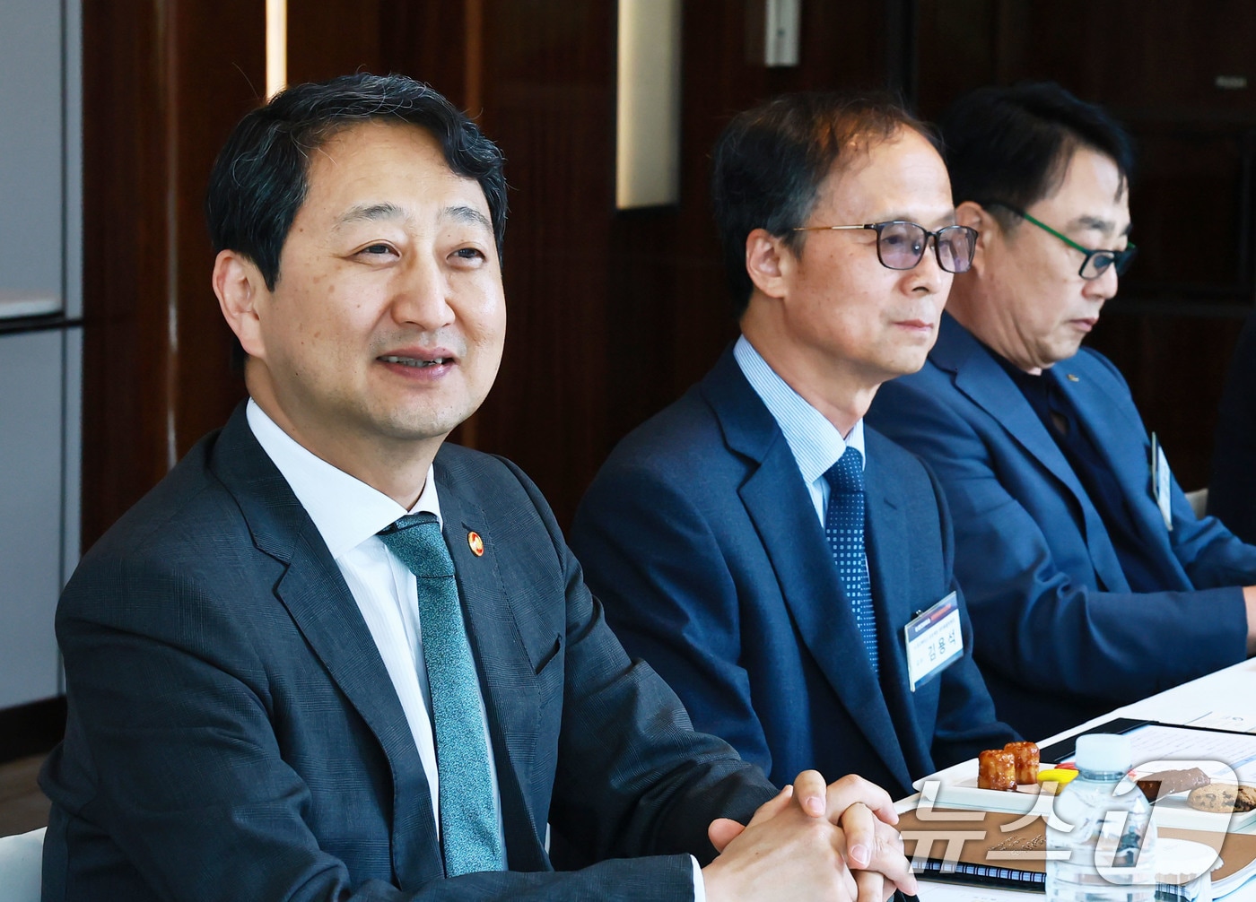 안덕근 산업통상자원부 장관이 20일 서울 중구 웨스턴조선호텔에서 열린 '인공지능(AI) 반도체 협업포럼' 사전 간담회에서 발언하고 있다. (산업통상자원부 제공. 재판매 및 DB 금지) 2025.5.20/뉴스1