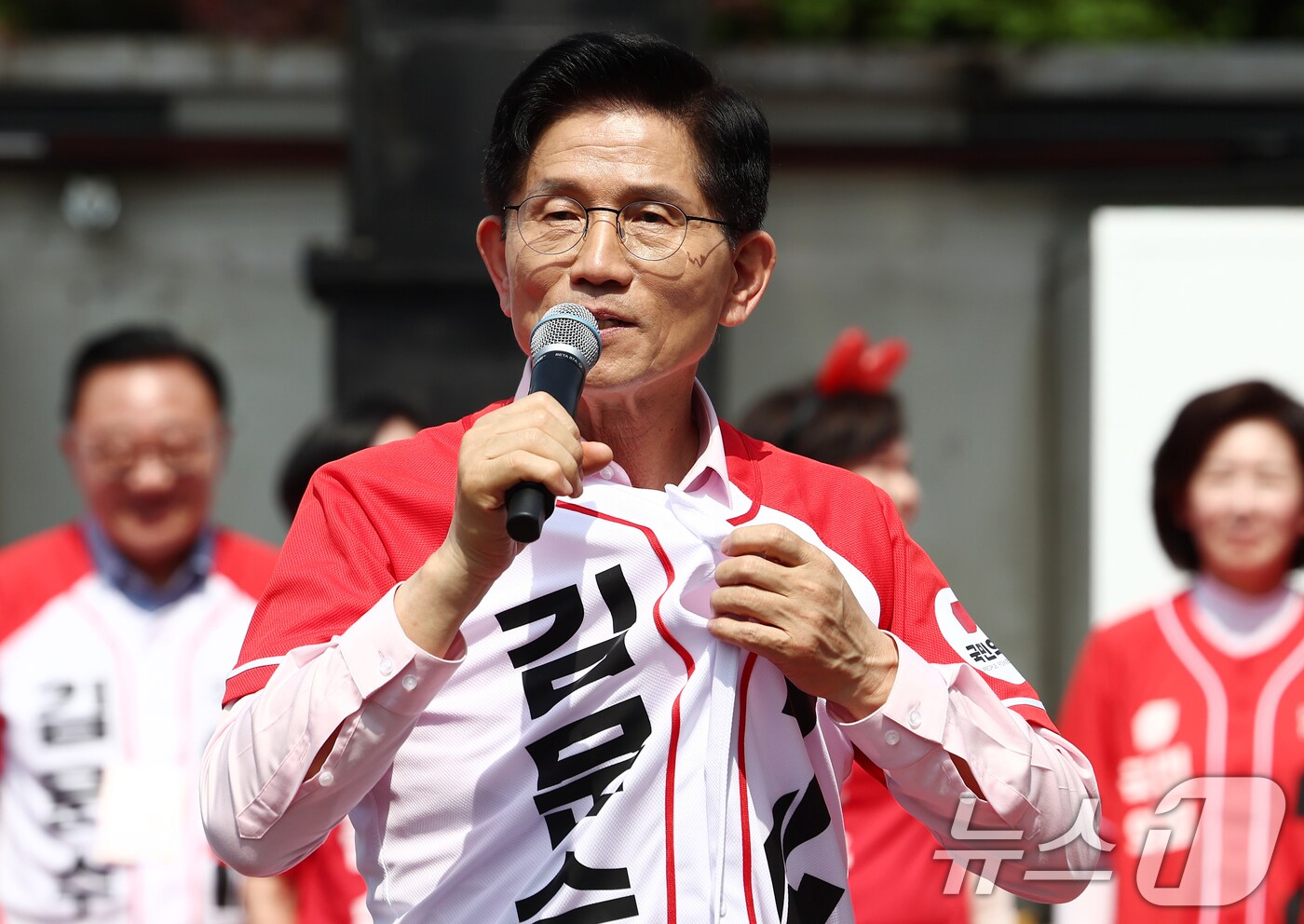 김문수 국민의힘 대통령 후보가 20일 서울 서초구 고속터미널역 광장에서 유세 중 옷깃을 잡고 방탄복을 안 입는다고 말하고 있다. 2025.5.20/뉴스1 ⓒ News1 김민지 기자