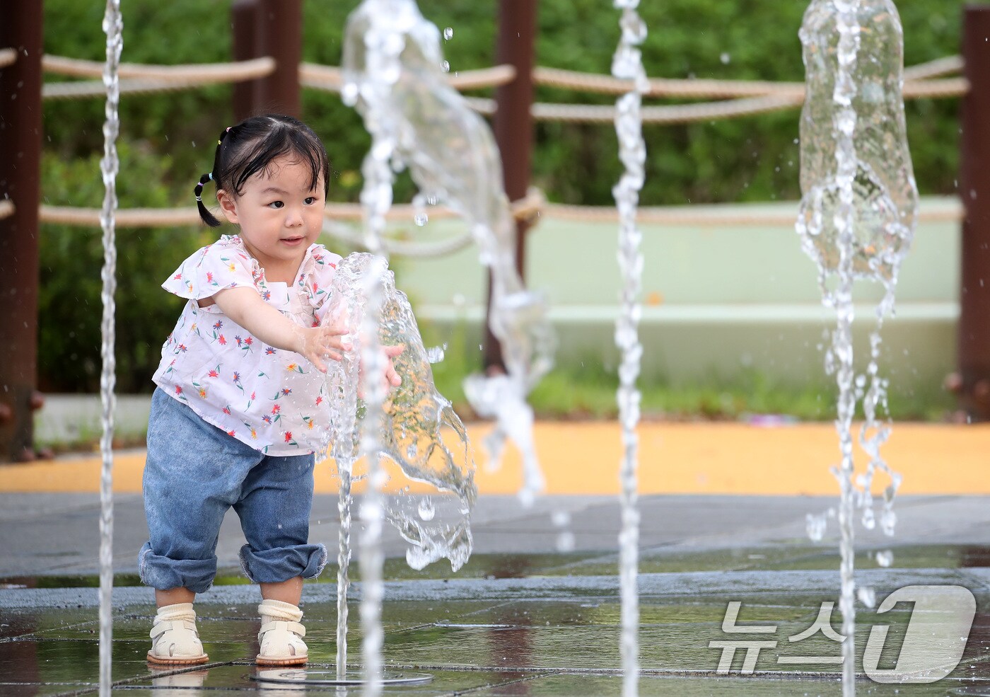 낮 기온이 30도를 웃도는 더위가 찾아온 20일 오후 바닥분수에서 어린이들이 물장난을 치며 더위를 식히고 있다. 2025.5.20/뉴스1 ⓒ News1 공정식 기자