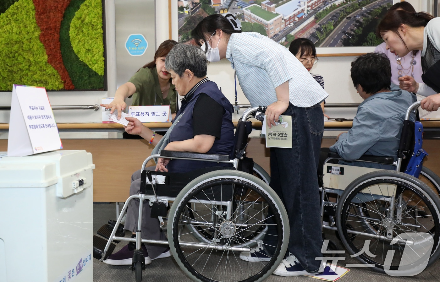 20일 전북 전주시 전북특별자치도장애인복지관에서 열린 '장애인유권자 선거교육 및 투표체험'에서 장애인 유권자들이 모의 투표체험을 하고 있다. 2025.5.20/뉴스1 ⓒ News1 유경석 기자