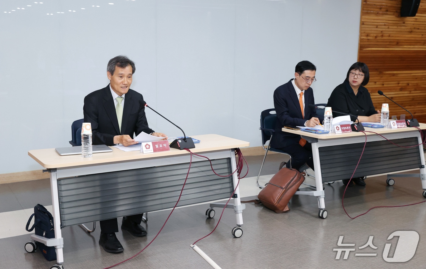 지난 19일 헌법재판소 별관 컨버런스룸에서 열린 제209회 헌법실무연구회 정기발표회에서 김하열 고려대학교 법학전문대학원 교수(전 헌법재판연구원장)가 발제자로 나서 '의료조력사에 관한 헌법적 고찰'을 주제로 발표했다.(헌법재판소 제공)