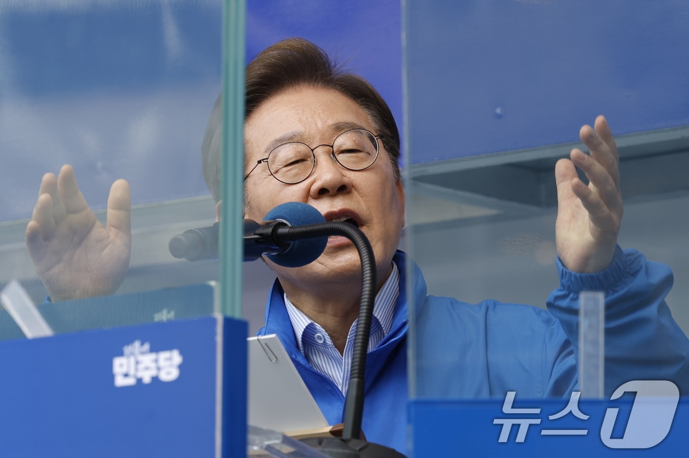 이재명 더불어민주당 대통령 후보가 수도권 표심잡기에 나선 20일 오후 경기 파주시 금릉역 중앙광장에서 지지를 호소하고 있다. 2025.5.20/뉴스1 ⓒ News1 안은나 기자