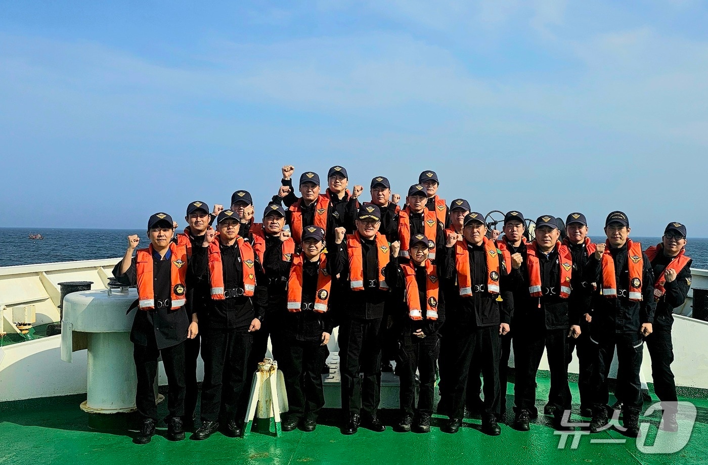 지난 19일부터 20일까지 제주에서 현장 점검에 나선 김용진 해양경찰청장이 서귀포서 3006함 직원들과 만나고 있다.(제주해양경찰청 제공. 재판매 및 DB 금지)