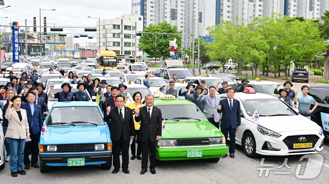 민주기사의날인 20일 광주 무등경기장에서 금남로까지 차량 시위 재연 행진에 앞선 기념식에서 택시노동자들이 구호를 외치고 있다.(전국민주택시노동조합 제공. 재판매 및 DB 금지)