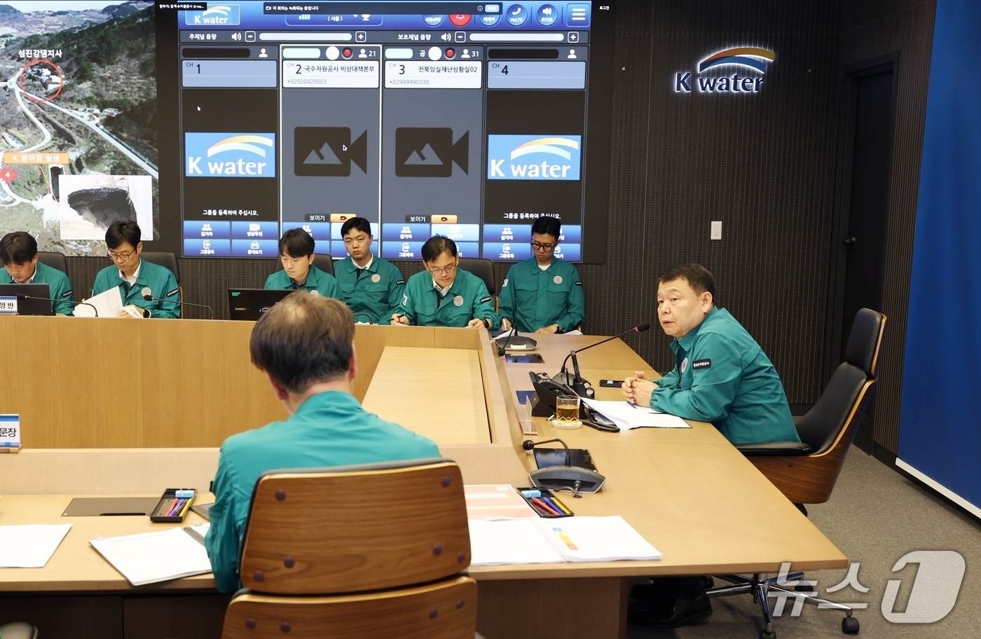 윤석대 한국수자원공사 사장(사진 오른쪽)이 훈련을 주재하고 있다.(한국수자원공사 제공.재판매 및 DB금지)/뉴스1