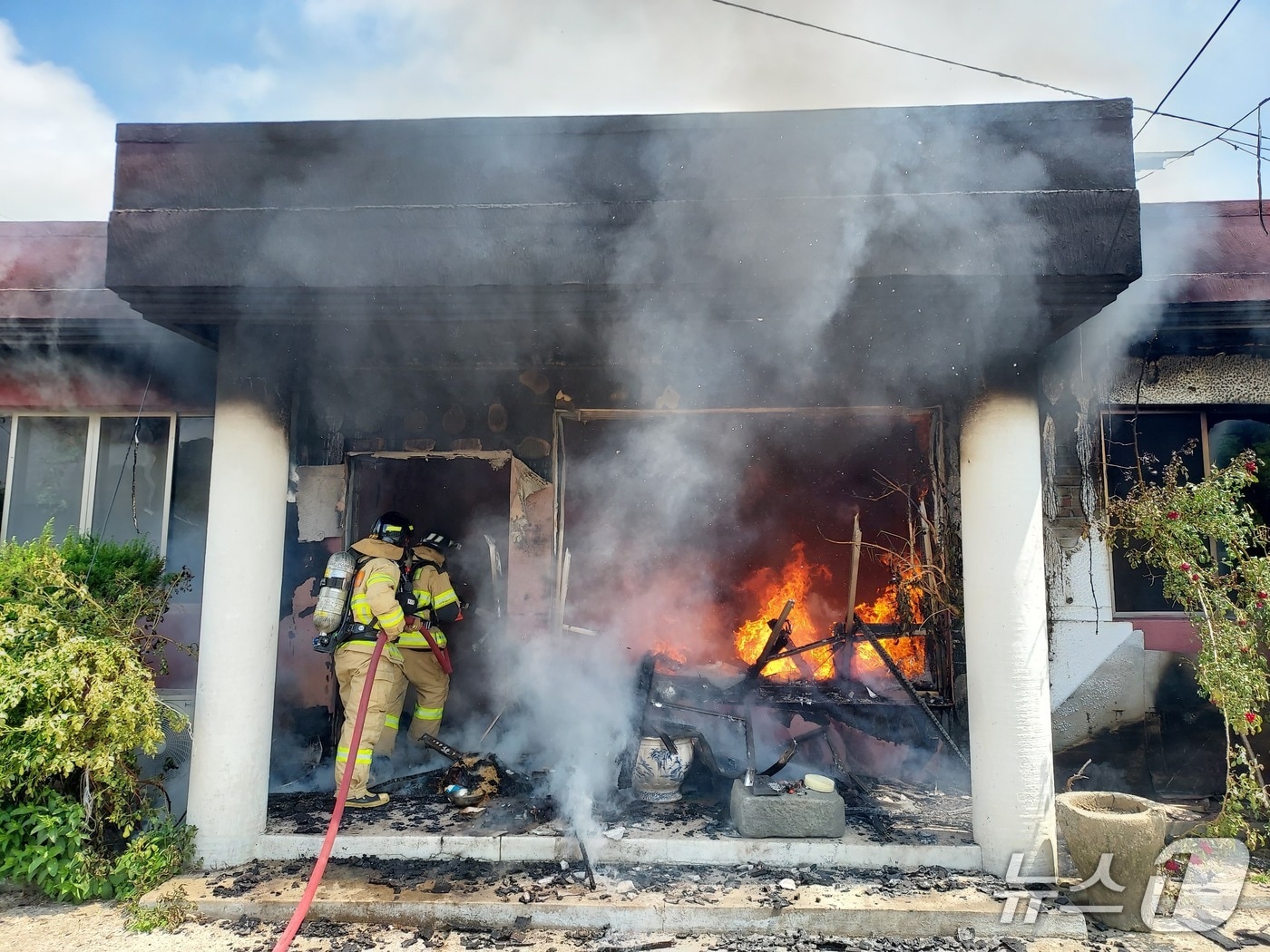  20일 오전 11시께 전북 완주군 고산면의 한 단독주택에서 불이 났다.(전북소방본부 제공. 재판매 및 DB금)