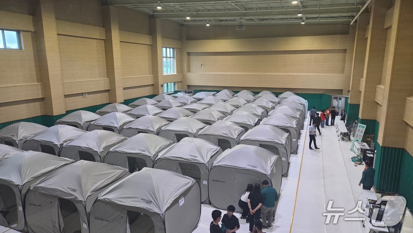 광주 광산구 하남다누리체육센터에 마련된 금호타이어 광주공장 화재 피해 주민을 위한 2차 임시대피소의 모습. &#40;광산구 제공. 재판매 및 DB 금지&#41;