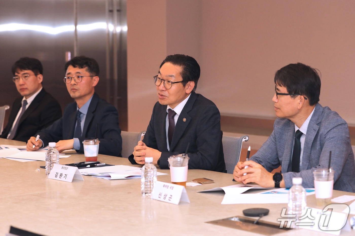 김완기 특허청장(왼쪽에서 3번째)이 퍼블리시티권 보호 관련 애로사항 청취 및 답변을 하고 있다.(특허청 제공.재판매 및 DB금지)/뉴스1