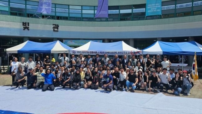 대한씨름협회는 20일 인제대 김해캠퍼스 늘빛관 앞마당 특설 씨름장에서 '2025 찾아가는 전통씨름' 의 첫 번째 행사로 '제3회 인제대 총장배 외국인학생 장사씨름대회'를 성공적으로 개최했다.(대한씨름협회 제공)