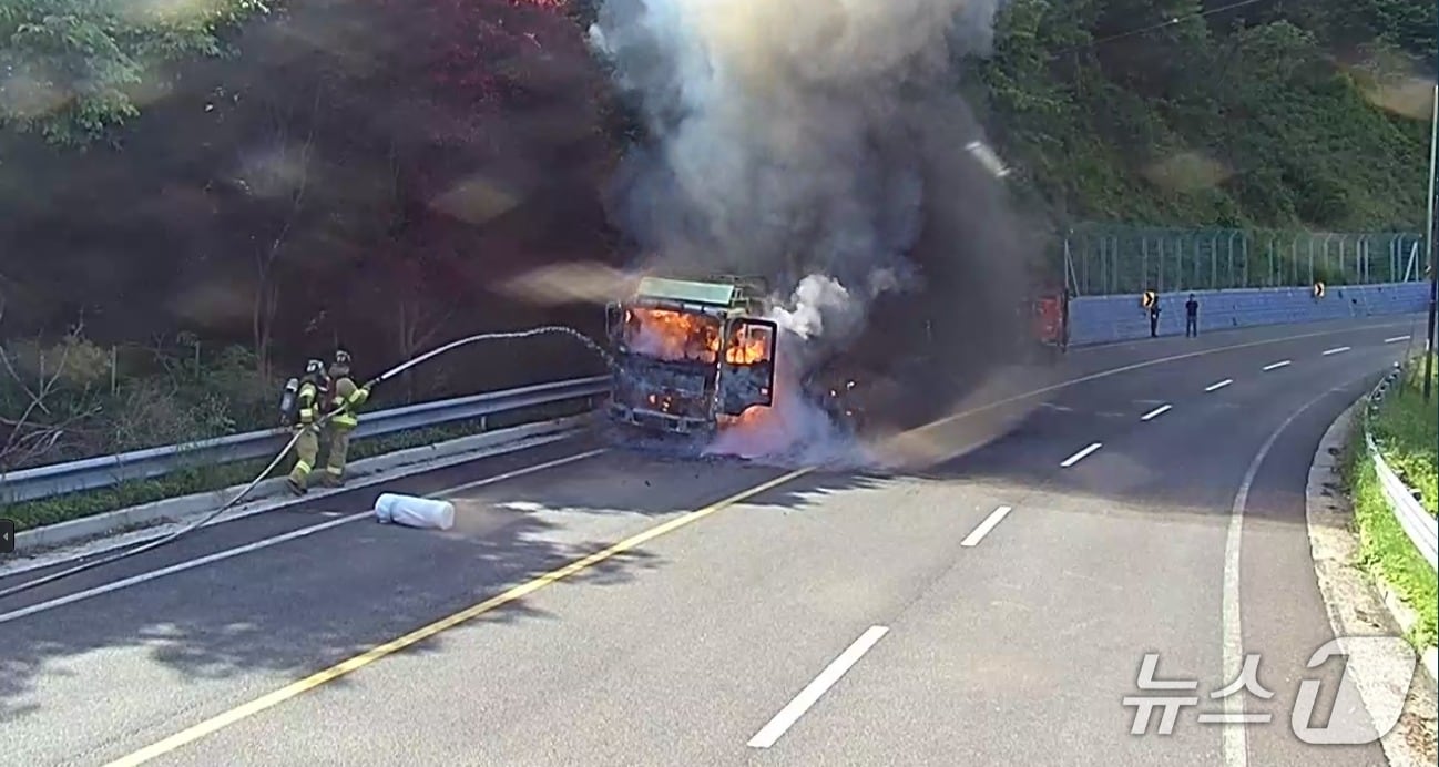 전북 완주 도로서 발생한 5톤 트럭 화재 모습.(전북소방 제공. 재판매 및 DB금지)