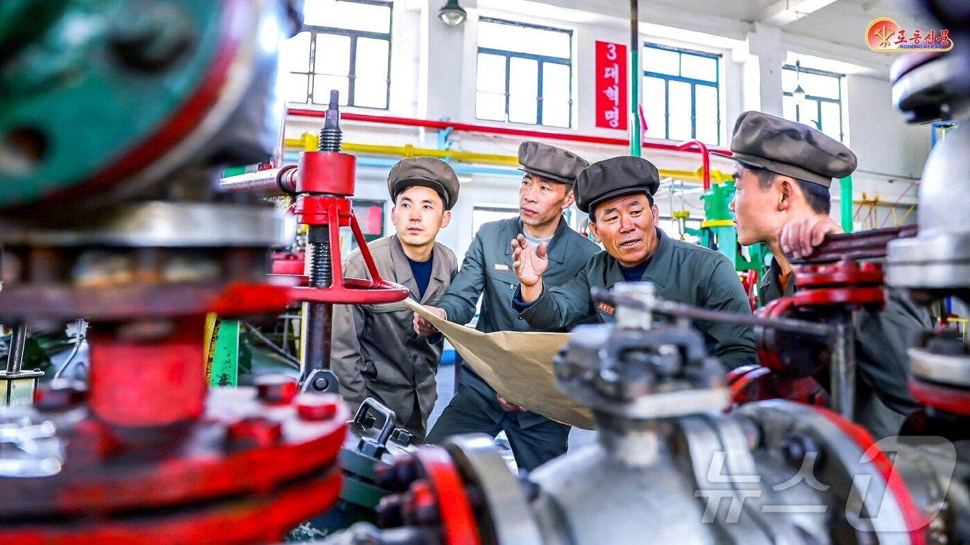 (평양 노동신문=뉴스1) = 북한 노동당 기관지 노동신문은 21일 2·8 비날론 연합기업소 염화비닐중합직장에서 기술적 문제 해결을 위해 노동자들이 토의하고 있다고 보도했다. [국내에서만 사용가능. 재배포 금지. DB 금지. For Use Only in the Republic of Korea. Redistribution Prohibited] rodongphoto@news1.kr