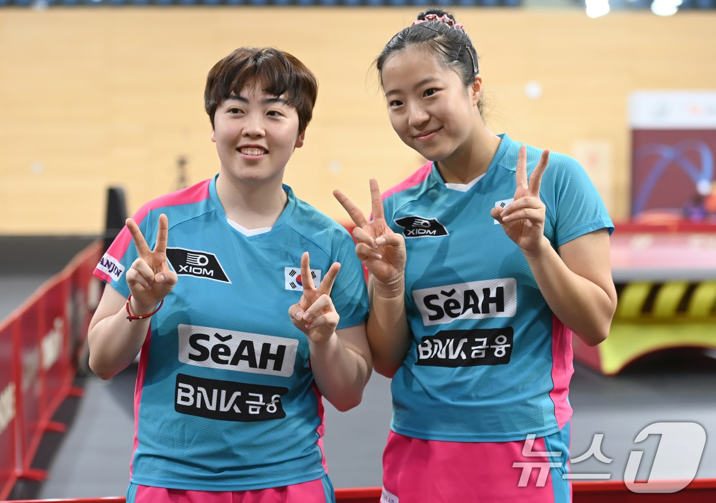 신유빈·유한나가 20일(현지시간) 카타르 도하 카타르대학교 스포츠 컴플렉스에서 열린 '2025 국제탁구연맹(ITTF) 세계선수권대회' 여자복식 16강전 독일 아네트 카우프만·샤오나 산과의 경기에서 승리를 거둔 후 기뻐하고 있다. 2025.5.21/뉴스1 ⓒ News1 사진공동취재단