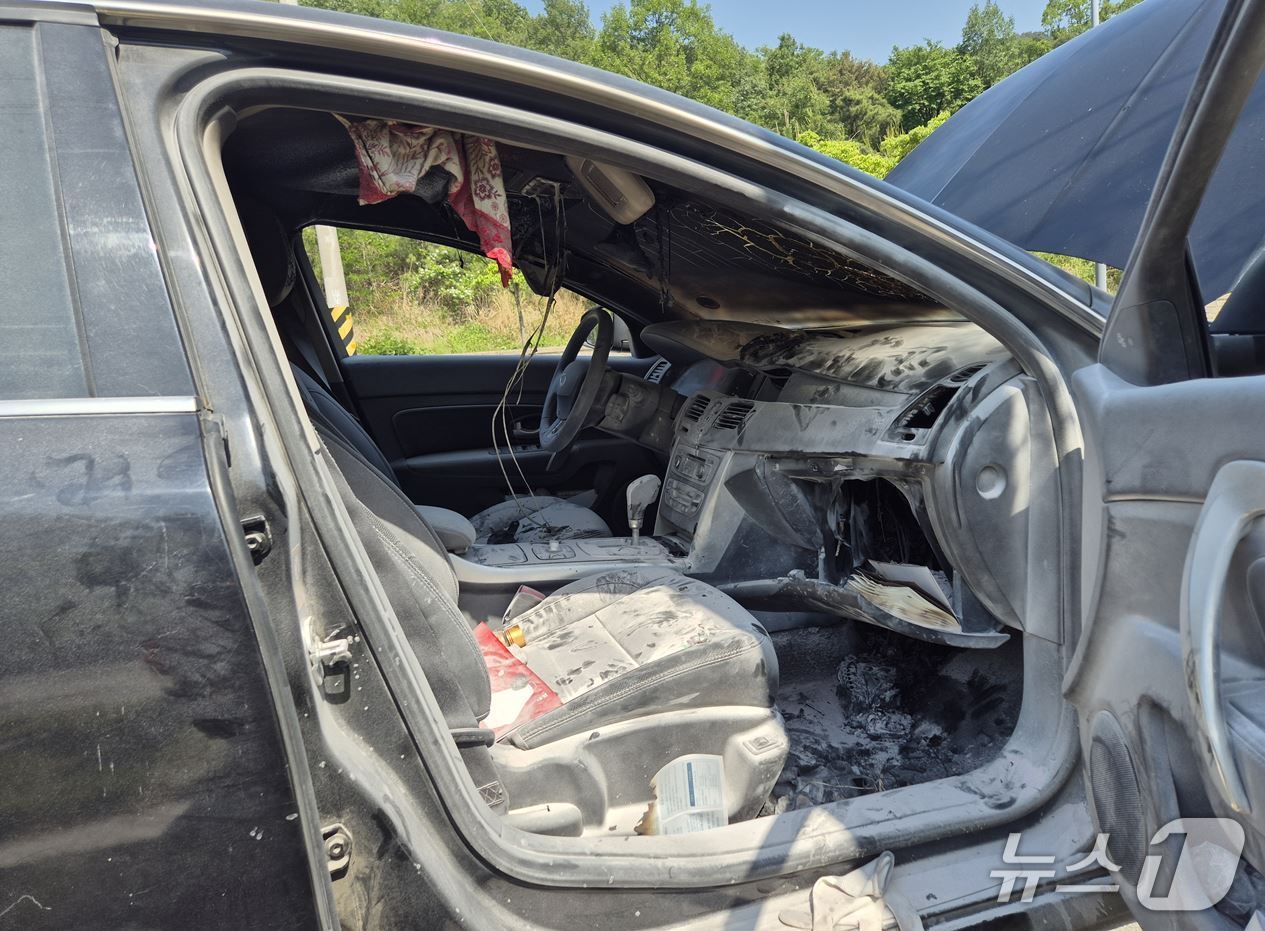 20일 오후 2시 12분 경북 구미시 고아읍 원호리 한 지방도에서 주행 중이던 승용차에서 불이나 소방 당국이 화재를 진압 했다.(경북소방본부 제공. 재판매 및 DB 금지)2025.5.21/뉴스1
