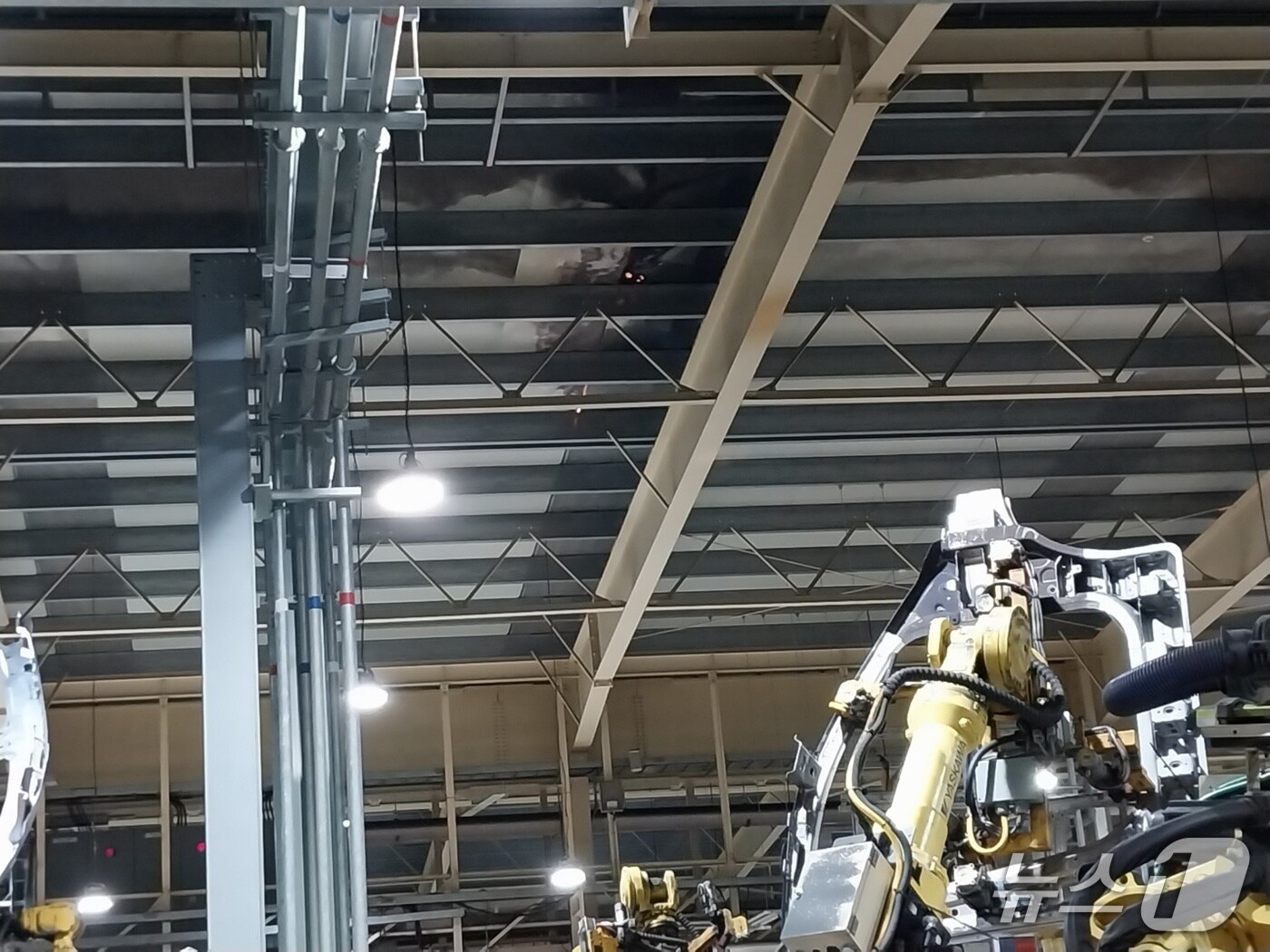 20일 오후 11시 51분쯤 경주시 외동읍 모화리 한 자동차 부품공장에서 원인을 알 수 없는 불이나 소방 당국이 진화에 나섰다.(경북소방본부 제공. 재판매 및 DB 금지)2025.5.21/뉴스1