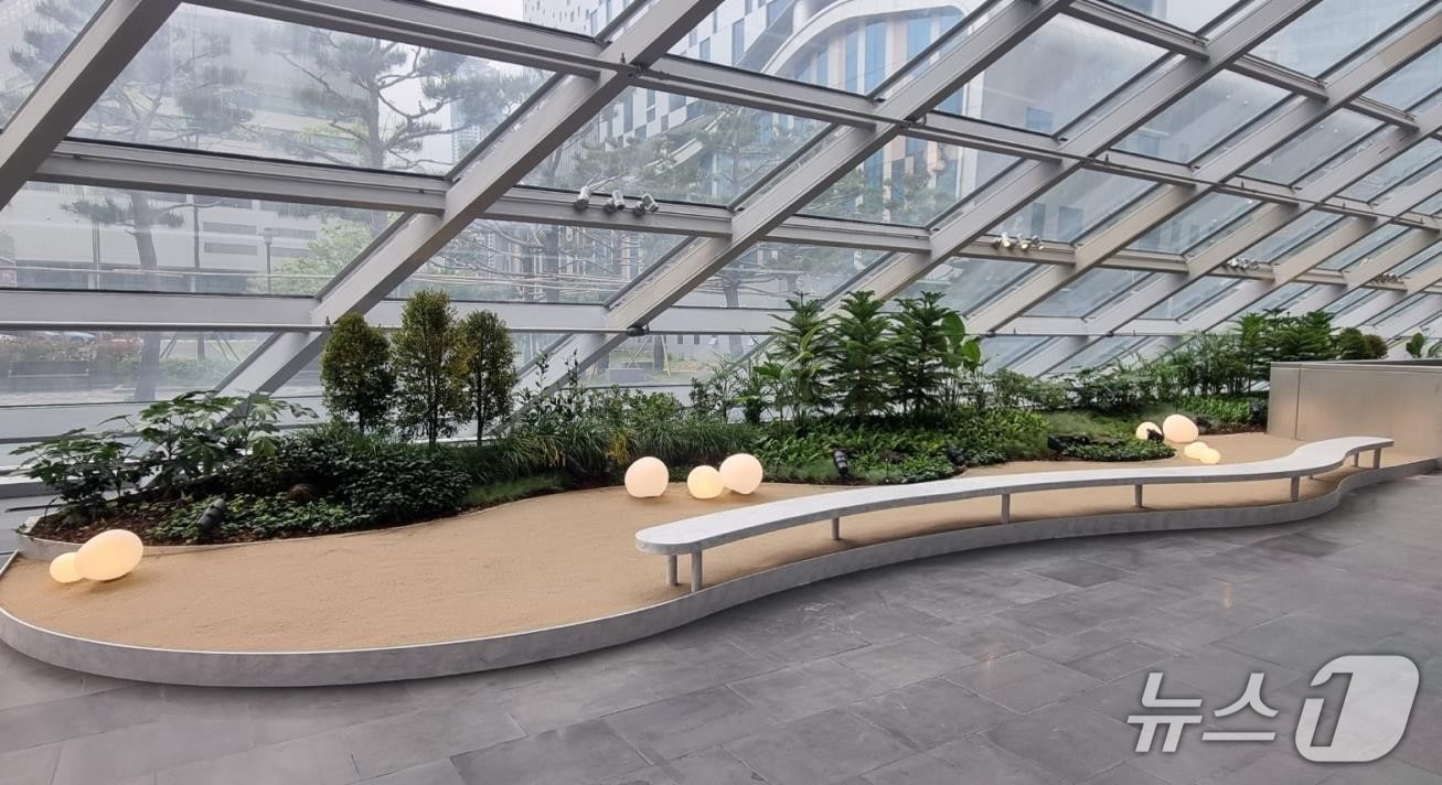 영화의전당 안에 조성된 실내 정원.(부산시청 제공. 재판매 및 DB 금지)