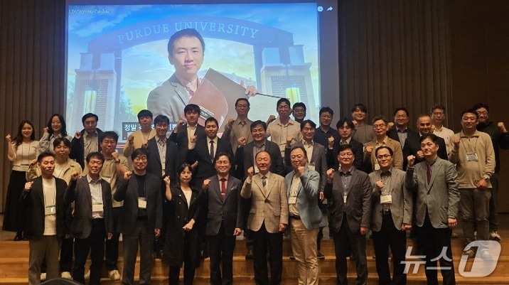 15일 제주 휘닉스 아일랜드에서 한국자동차모빌리티안전학회(KASA) 2025 춘계 국제학술대회가 열린 가운데 KASA와 미국 퍼듀대가 국제 공동 연구 및 학술 교류와 관련한 양해의향서(LOI)를 체결한 뒤 관계자들이 기념 사진을 촬영한 모습(KASA 제공). 2025.05.15.