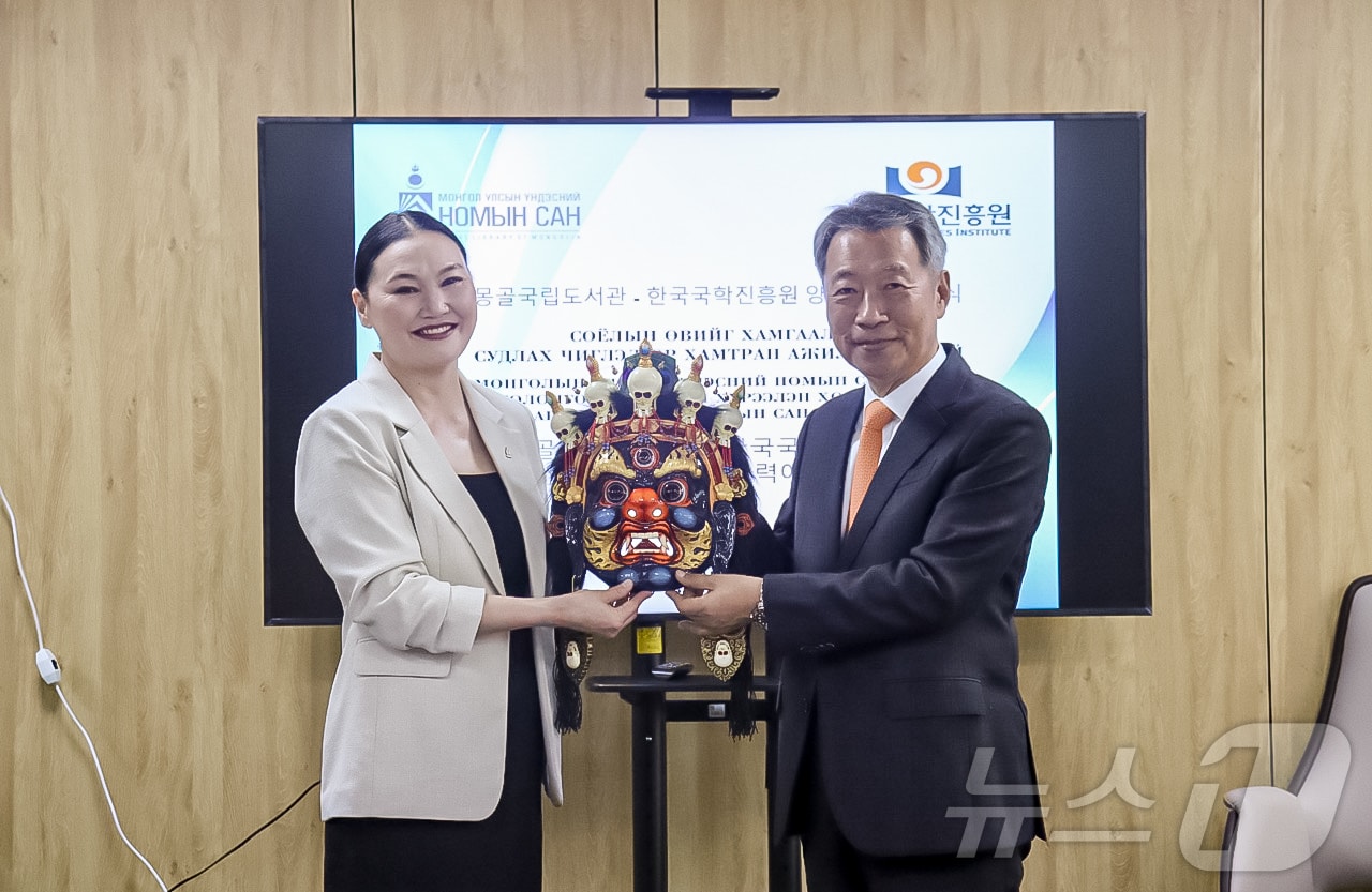 한국국학진흥원 정종섭 원장은 몽골국립도서관장 이친호라로 바얄쿠와 지난 20일 몽골 울란바토르에서 ‘기록유산 보존 및 연구를 위한 업무협약(MOU)’을 체결했다. ⓒ News1 김대벽기자