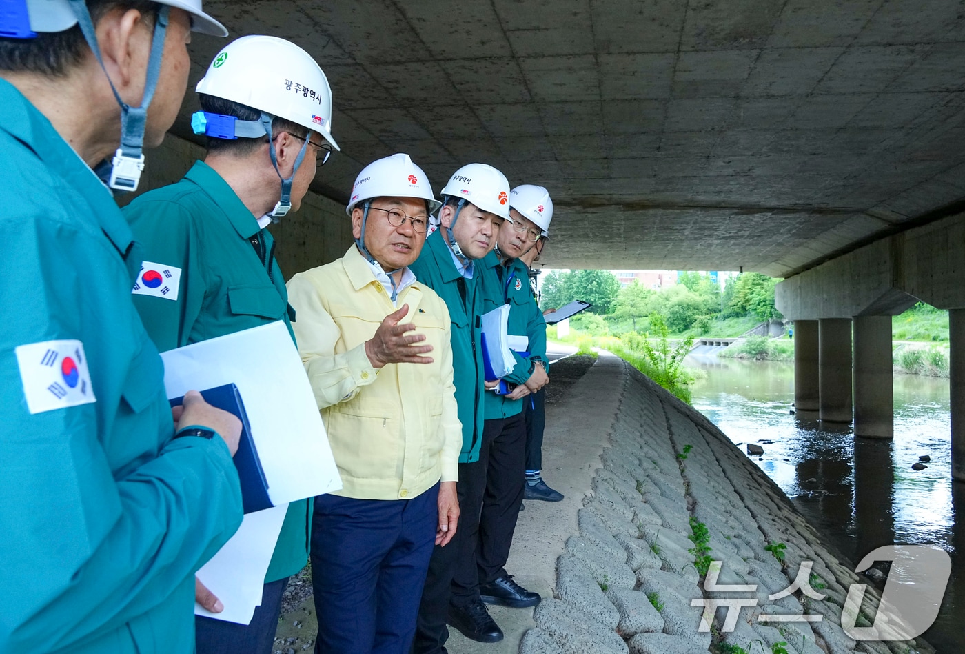강기정 광주시장이 지난 5월 20일 오후 광산구 하남대교를 찾아 여름철 풍수해 대비 안전점검을 실시하고 있다.&#40;광주시 제공. 재판매 및 DB 금지&#41; 2025.5.21/뉴스1 