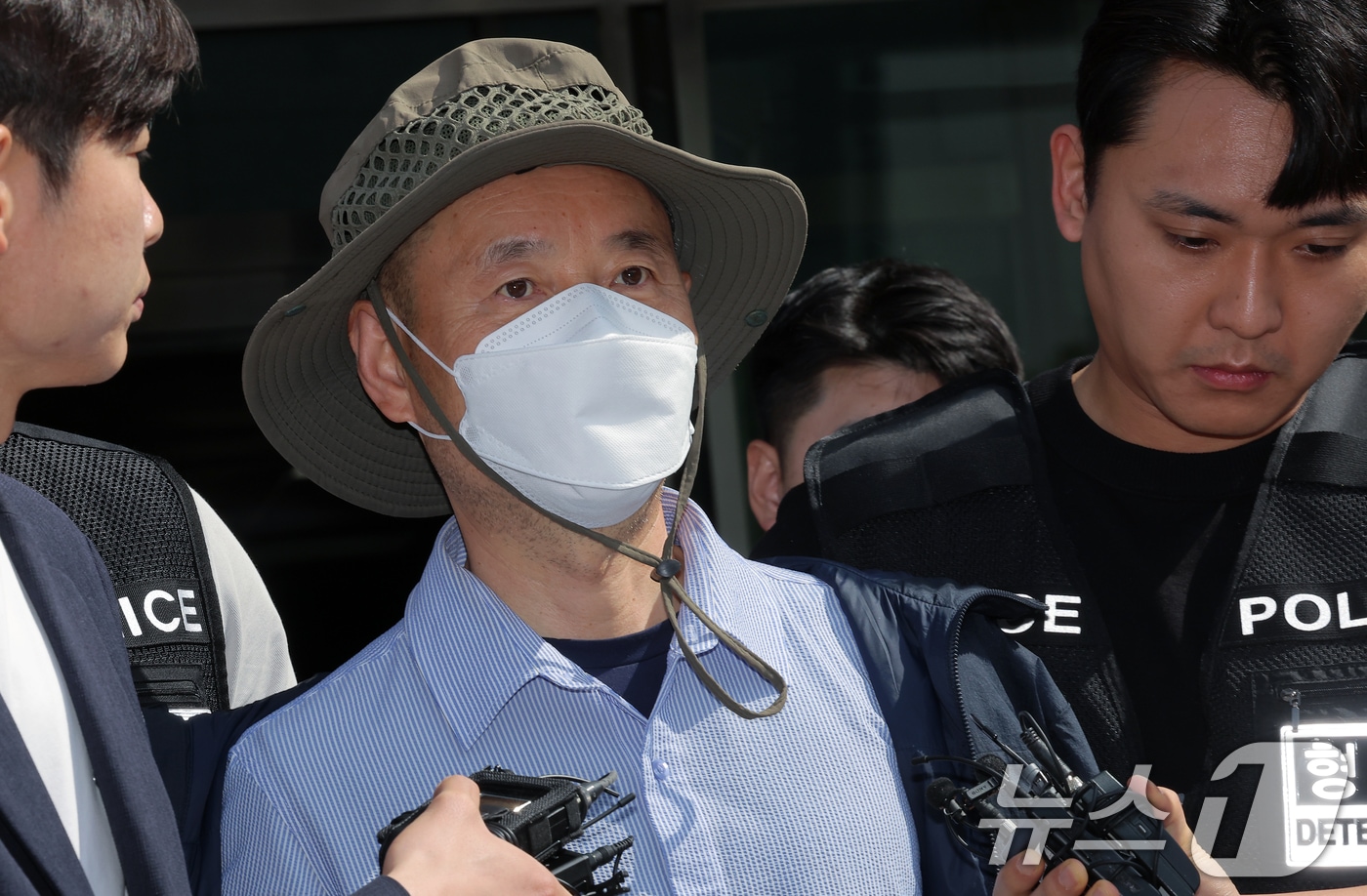 금전 문제로 갈등을 빚은 지인과 평소 앙심을 품었던 이웃 등 4명을 살상한 혐의로 체포된 피의자 차철남(56·중국 국적)이 21일 오전 경기도 시흥시 장곡동 시흥경찰서에서 구속 전 피의자 심문(영장실질심사)을 받기 위해 나오고 있다. 2025.5.21/뉴스1 ⓒ News1 박정호 기자