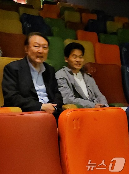 윤석열 전 대통령과 전 한국사 강사 전한길 씨(오른쪽)가 지난 5월 21일 오전 서울 메가박스 동대문에서 영화 ‘부정선거, 신의 작품인가’ 관람을 앞두고 대화를 나누고 있는 모습. 2025.5.21/뉴스1 ⓒ News1 조현기 기자