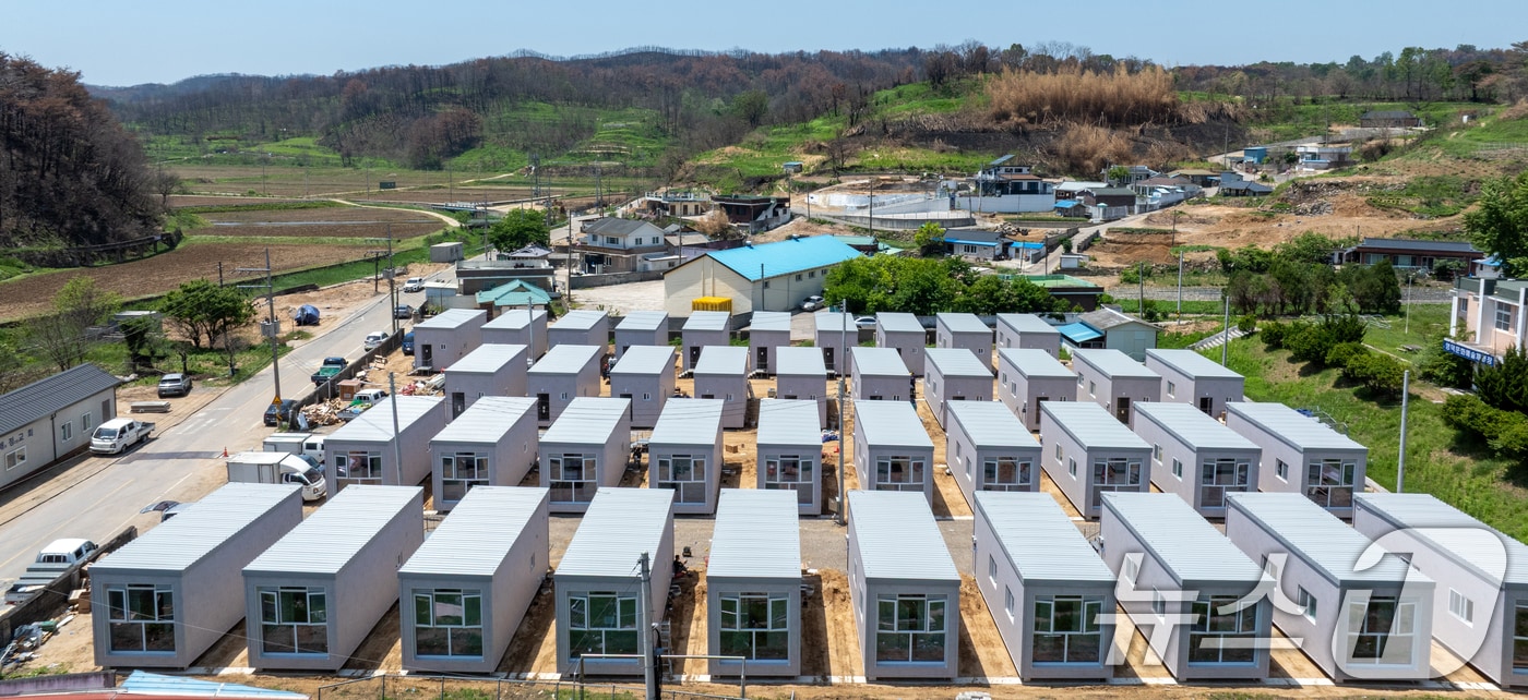 산불 피해지역인 경북 영덕군 영덕읍 매정리 초등학교 앞 부지에 21일 경북도가 지원한 모듈러 주택 40동이 설치되고 있다. 2025.5.21/뉴스1 ⓒ News1 최창호 기자