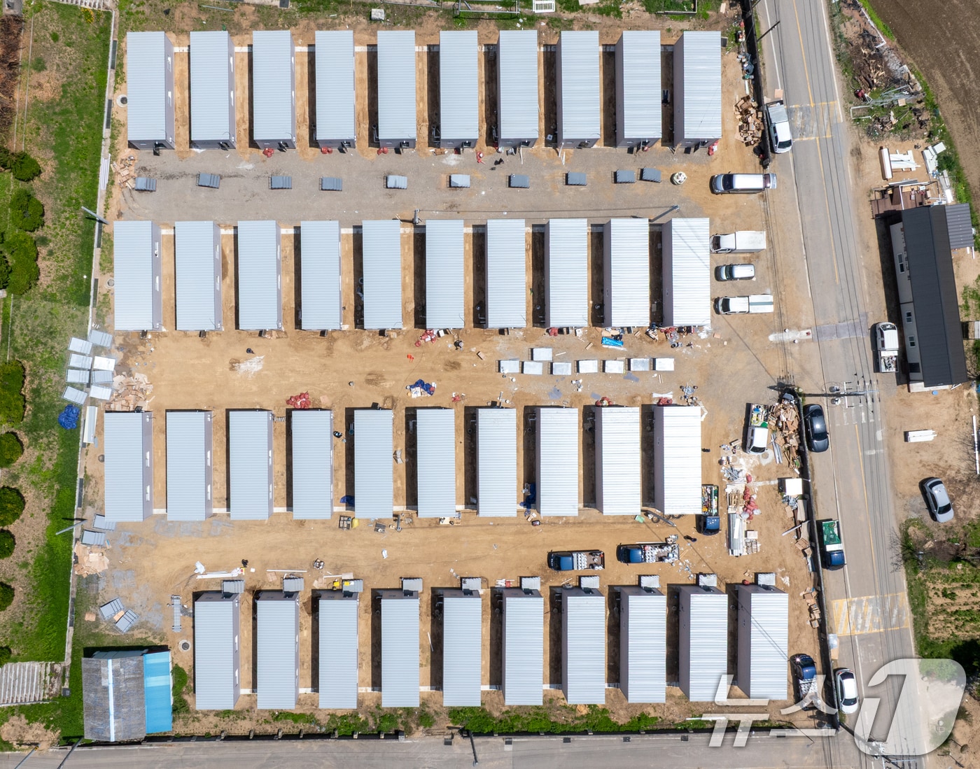 산불 피해를 입은 경북 영덕군 영덕읍 매정리 초교 앞에 경북도가 지원한 모듈러주택 40동이 설치됐다. 2025.5.21/뉴스1 ⓒ News1 최창호 기자