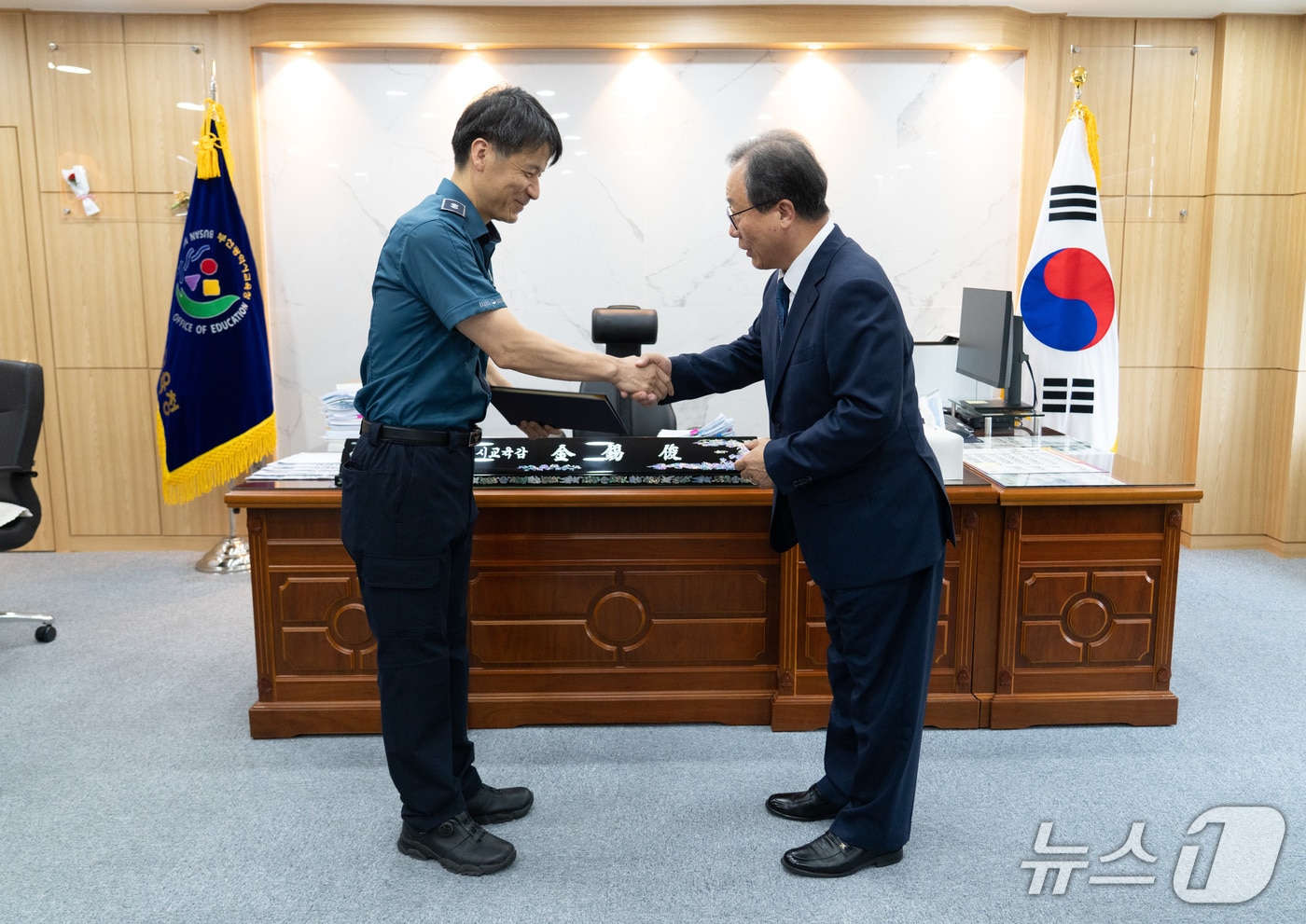 21일 김석준 교육감이 공기배 경찰관에게 감사장 전달하고 있다.(시교육청 제공. 재판매 및 DB 금지)