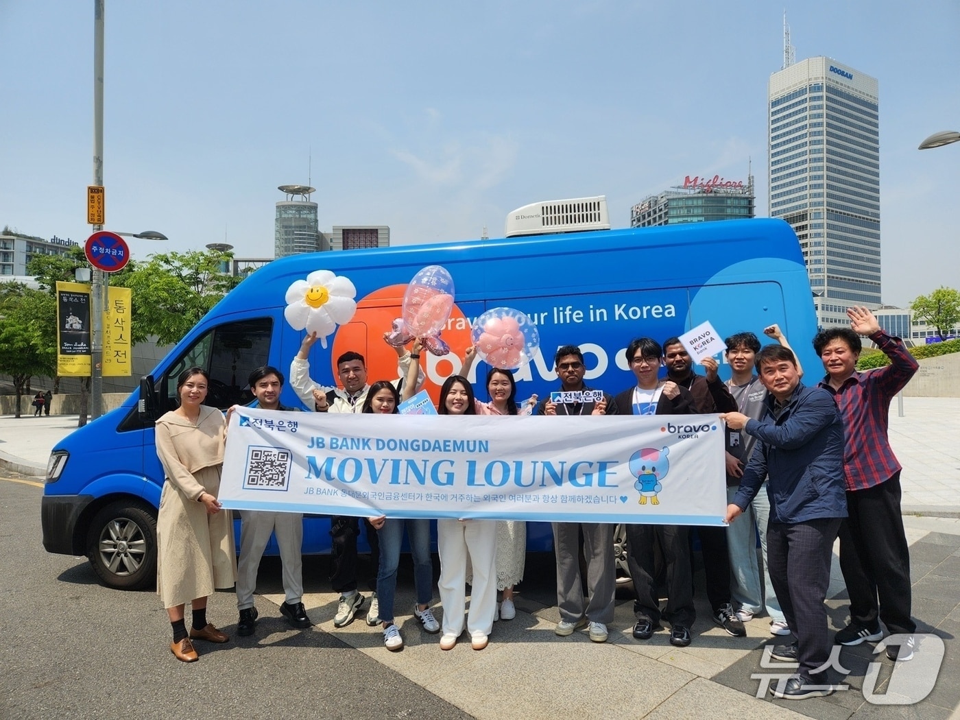 전북은행이 외국인 고객을 위한 '브라보 코리아 무빙 라운지 3호' 차량을 운영한다.(전북은행 제공. 재판매 및 DB금지)