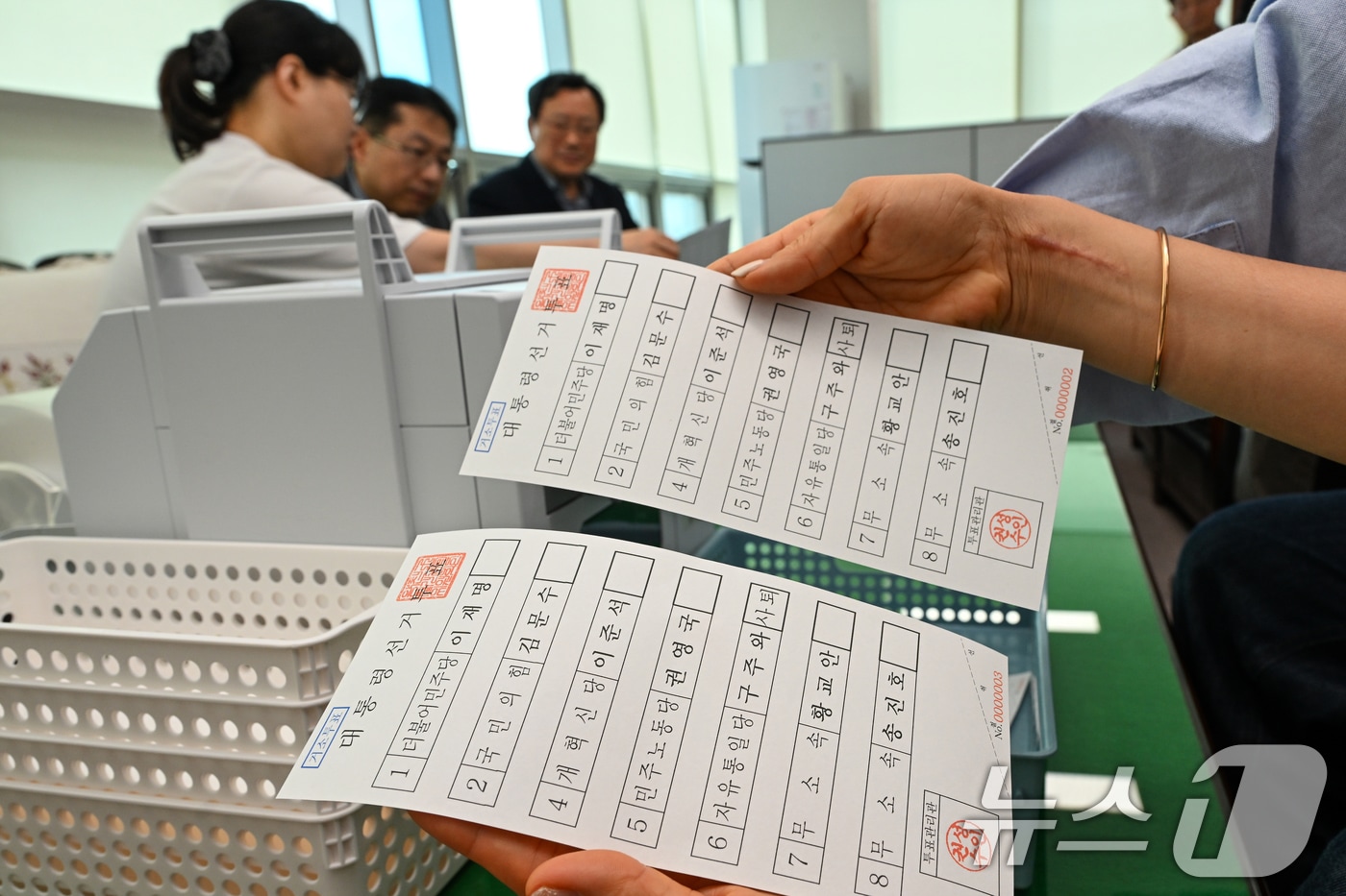 6·3 대선을 13일 앞둔 21일 서울 양천구 선거관리위원회에서 관계자들이 제21대 대통령 선거 거소투표 용지를 인쇄하고 있다. 거소투표란 거동이 불편한 자 등 공직선거법 제38조에서 정한 사유로 사전투표소 및 투표소에서 투표할 수 없는 경우, 거소에서 투표할 수 있도록 하는 제도로 오는 24일 진행된다. (공동취재) 2025.5.21/뉴스1 ⓒ News1 오대일 기자