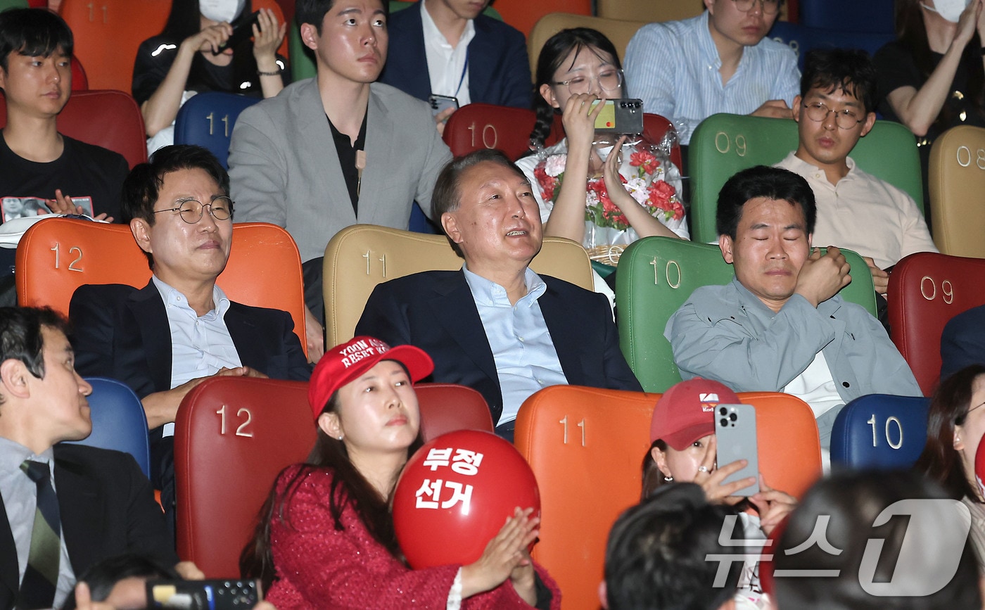 윤석열 전 대통령이 21일 오전 서울 메가박스 동대문에서 영화 ‘부정선거, 신의 작품인가’ 관람을 하며 미소짓고 있다. 왼쪽부터 이영돈PD, 윤 전 대통령, 전한길 전 강사. (공동취재) 2025.5.21/뉴스1 ⓒ News1 박세연 기자