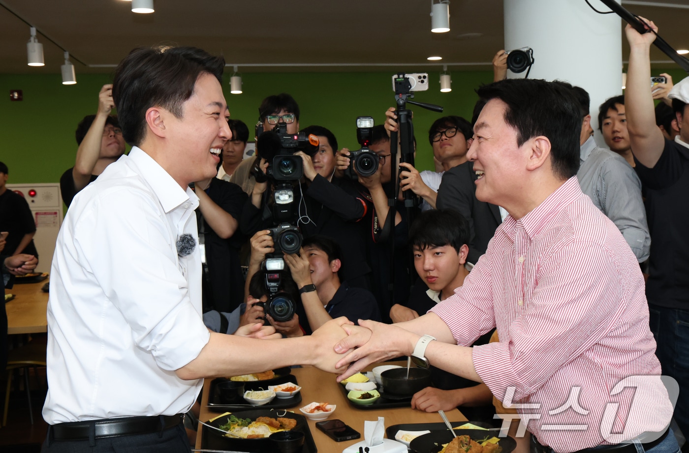이준석 개혁신당 대통령 후보와 안철수 국민의힘 의원이 21일 경기 성남시 수정구 가천대학교 글로벌캠퍼스 학생식당에서 만나 인사를 하고 있다. 2025.5.21/뉴스1 ⓒ News1 김영운 기자