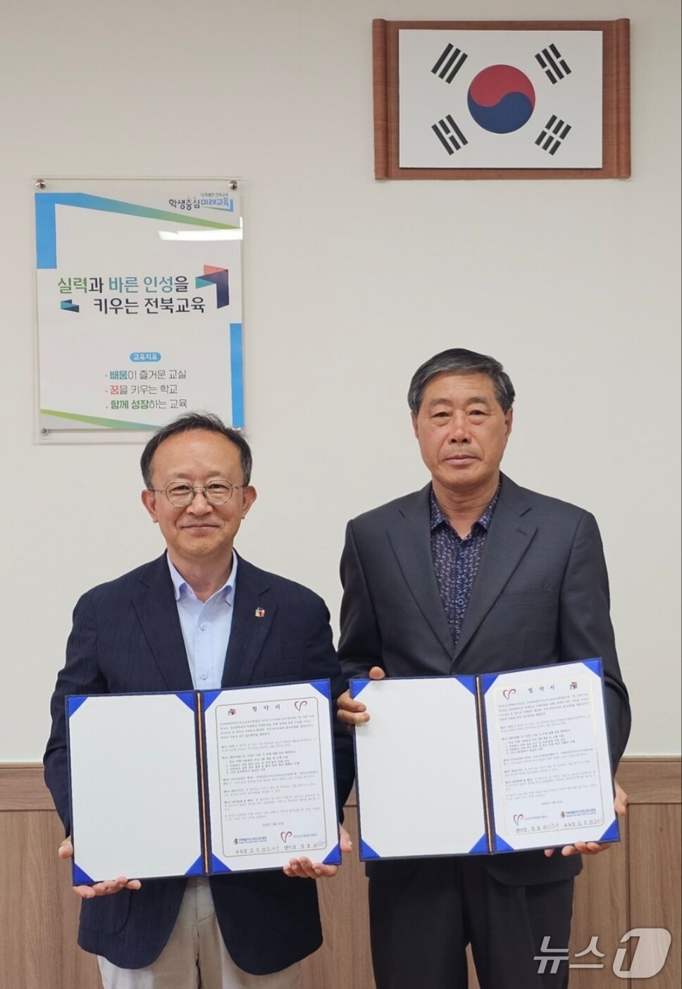 부안군자원봉사센터(센터장 정흥귀·오른쪽)와 부안교육지원청(교육장 김수안)이 21일 청소년 자원봉사 활성화 및 학생 중심 미래 교육을 위한 업무협약(MOU)을 맺었다.(교육청 제공, 재판매 및 DB금지) 