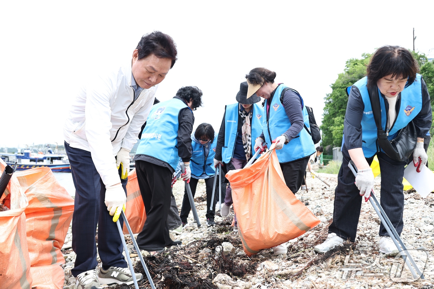 박완수 경남지사가 21일 창원시 진해구 수도 인근 해변에서 해양쓰레기를 수거하고 있다.(경남도 제공. 재판매 및 DB금지)