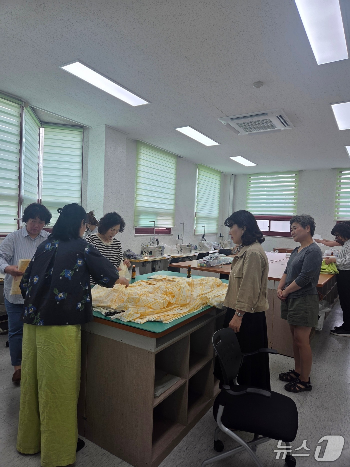  고창군 여성회관 홈패션 프로그램 수강생들이 팔토시 100개를 제작해 농촌일손돕기 현장에 전달했다.(고창군 제공, 재판매 및 DB금지)